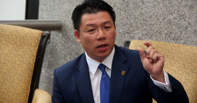 roketkini's tweet photo. BR1M: Rakyat beratur lama untuk terima duit sendiri, BN sengaja cari publisiti murahan
https://t.co/mejWsp909X https://t.co/7t0ODCMKgx