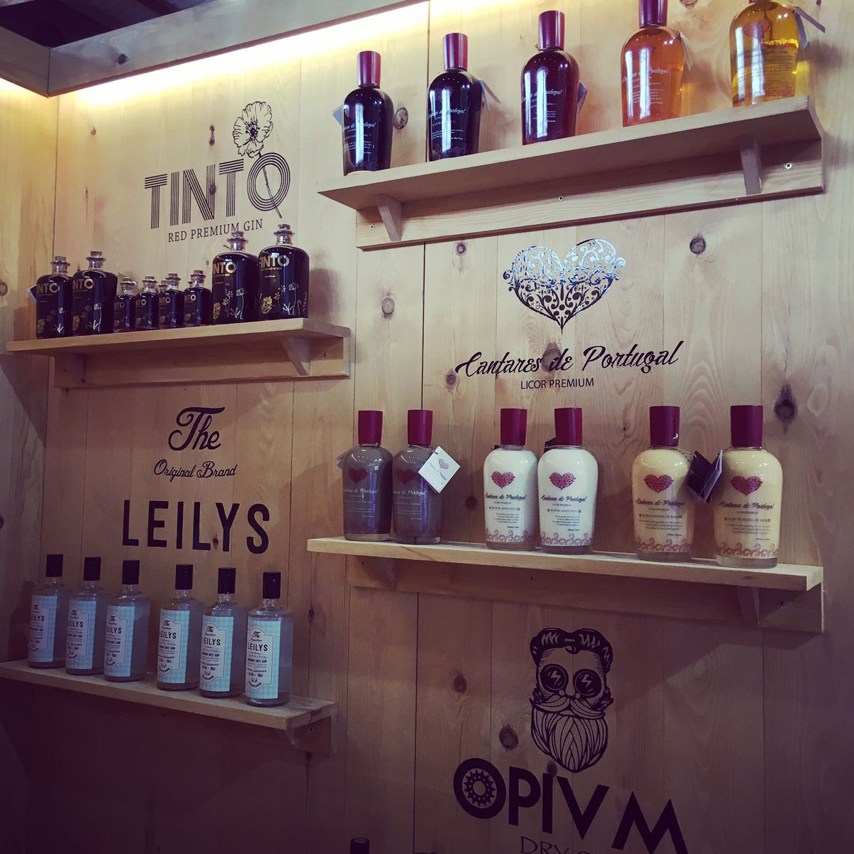 AdegaEdmunDoVal's tweet photo. Os esperamos em Lisboa na #sisab17 com o nosso distribuidor nacional @GuterresMarcos (Decanter Primeiras Marcas) #wine #vino #vinho #gin https://t.co/0wi1ZbD2yQ