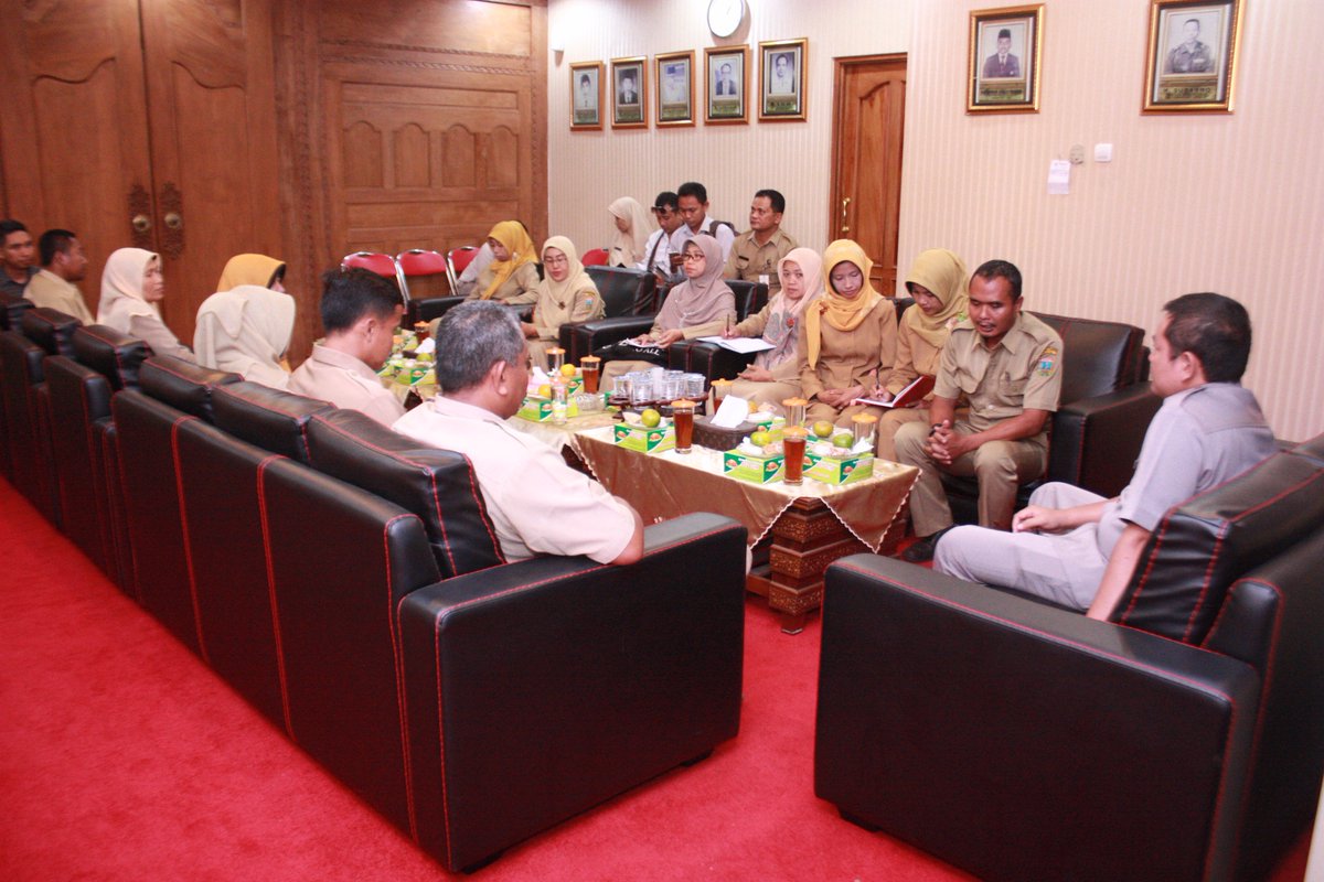 DPRD_kudus's tweet photo. Senin tanggal 6 Maret 2017, Ketua DPRD Kabupaten Kudus Masan, SE, MM pimpin Rapat Dengar Pendapat umum dengan Forum Komunikasi Wiyata Bhakti https://t.co/WELdbkrwiV