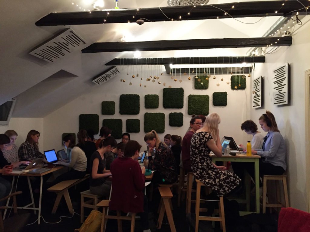 RefinedSoftware's tweet photo. Why are there so few female programmers? We get answers from budding female developers themselves https://t.co/2YUS2dARov @PinkProgramming https://t.co/eTQzwRSxLU