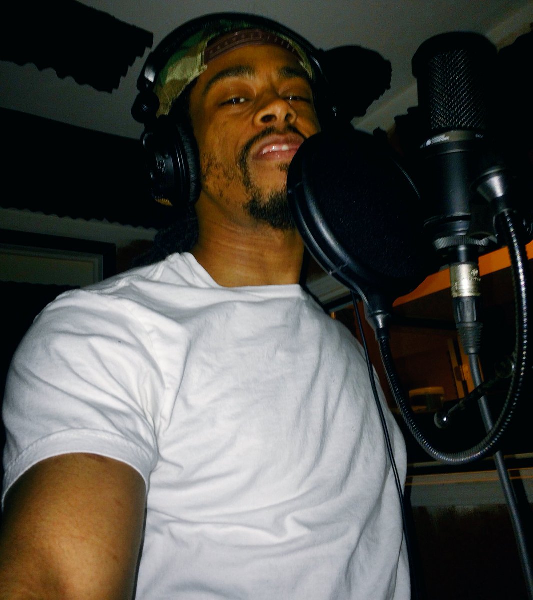 Brookz_4T's tweet photo. @Twitter, I Think Y'all Gun' Like What I Recorded Yesterday @ My Session W/ @ShidaMill @Slingz1 @MsJoavanMonet 🎤📸👀 #Brookz #StudioSelfie: https://t.co/VeuwVY5wDo