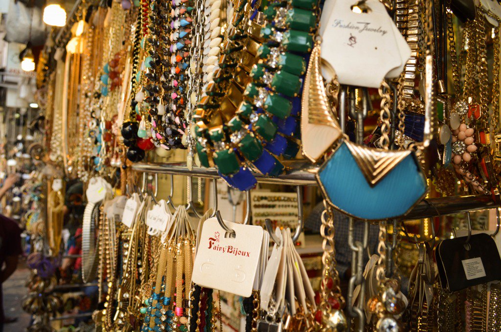 mumbaikarfest's tweet photo. Mumbaikars are shopaholic’s. With the best things available, the bazaars of Mumbai are the most crowded. Name it and Mumbai markets sell it. https://t.co/WbJmJN7zXR