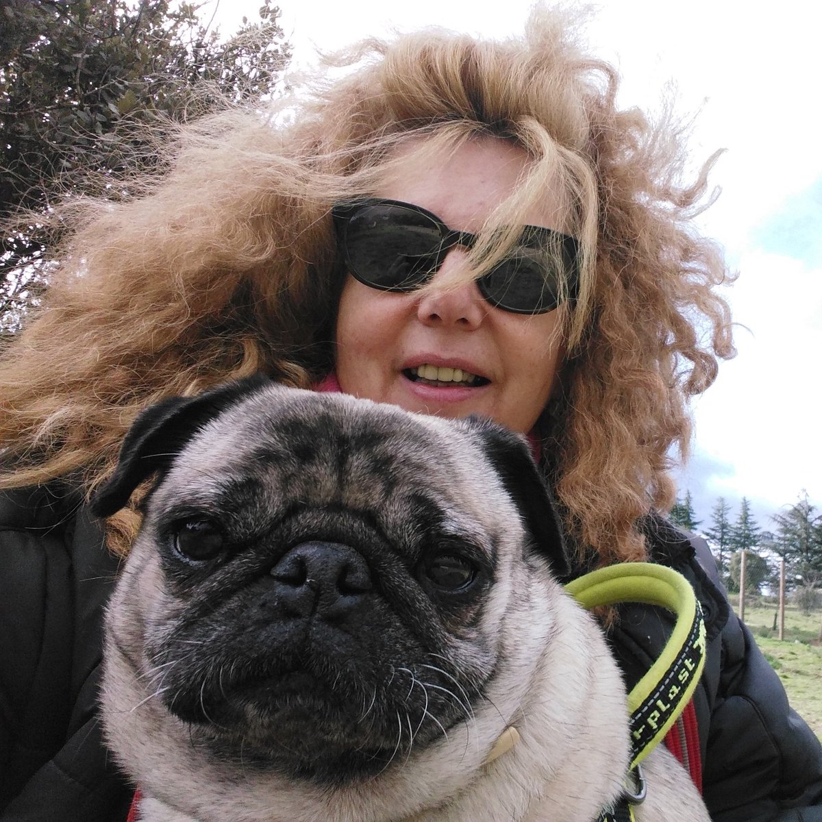 Buenos días de lunes! A por la semana! Estoy con Mai, 8 años y la adoptamos en agosto porque ya no servía #FelizLunes #NoCompresAdopta