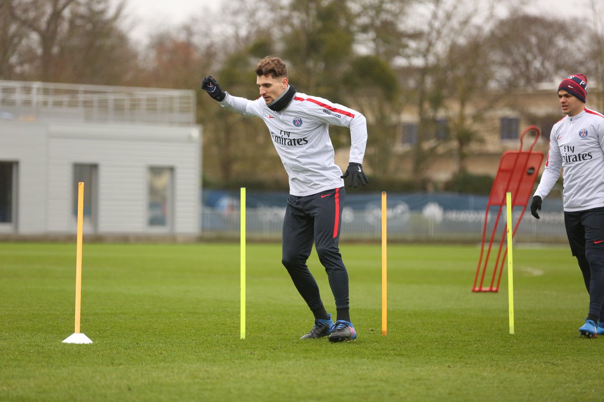 PSG_inside's tweet photo. Quelques photos de l'entraînement de ce dimanche au Centre Ooredoo https://t.co/2pYcoqw8no