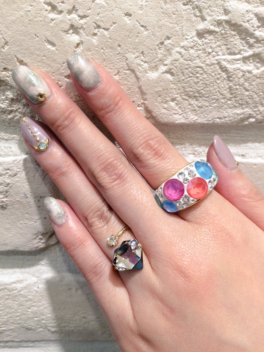 貴和製作所 ラゾーナ川崎プラザ店 スワロフスキー クリスタルより春夏の新色 新型が入荷しました 鮮やかなカラーが春夏のアクセサリー作りのポイントになります 早速 ブレスレットやリングを作っているスタッフがいました 只今 新商品