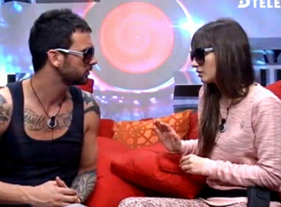 Locura__'s tweet photo. Hace años Gran Hermano expulsaba a las parejas que pretendían hacer negocio con el programa.
Hoy es Gran Hermano quien los mete
 #VIPDirecto https://t.co/e2VNgolo3G
