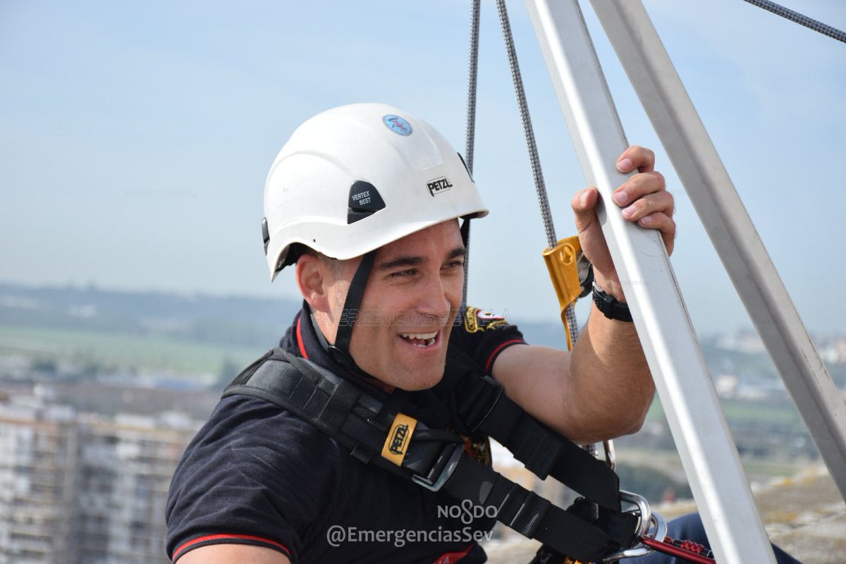Durante toda la mañana los #Bomberos participaron en la prueba de progresión por cuerda hasta la cubierta de <a href="/TRBCSevilla/">TRBC Centro Negocios</a> #Sevillahoy