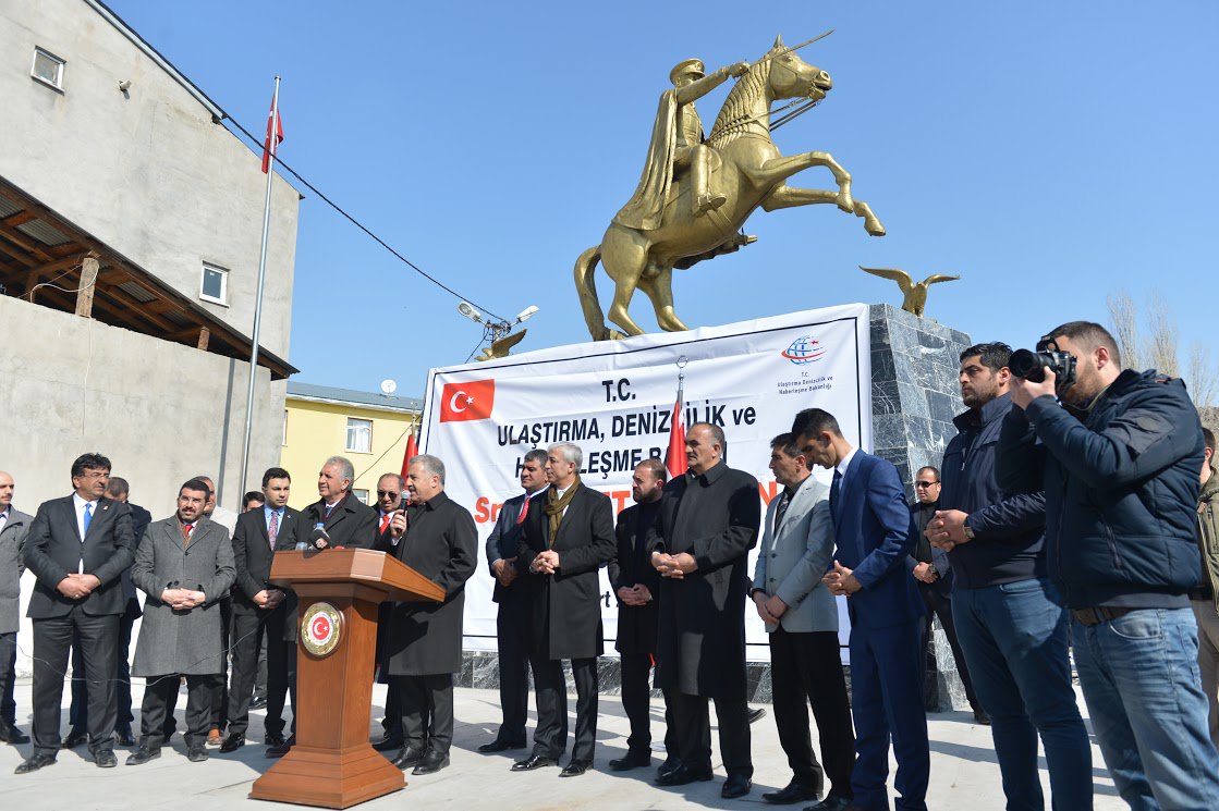 UABakanligi's tweet photo. Digor'da vatandaşlara seslenen Arslan, Digor'un ihtiyaç duyduğu tüm hizmetleri tamamlayacaklarını söyledi. https://t.co/KXLTLcLyoi
