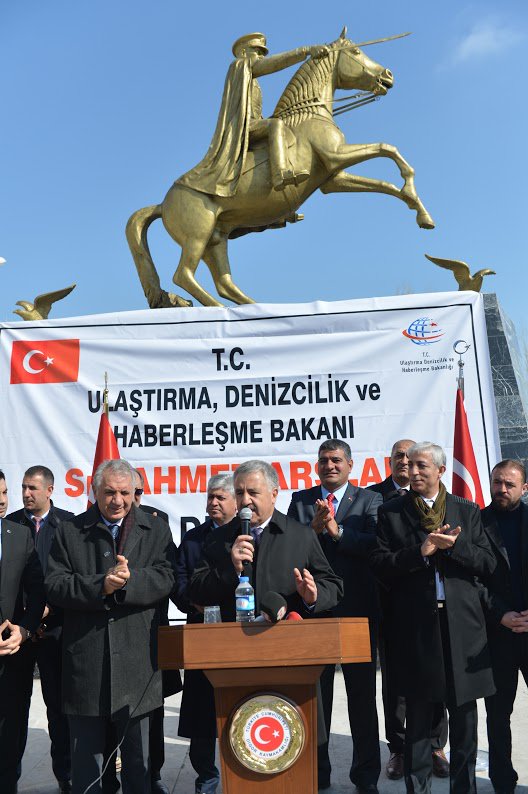 UABakanligi's tweet photo. Digor'da vatandaşlara seslenen Arslan, Digor'un ihtiyaç duyduğu tüm hizmetleri tamamlayacaklarını söyledi. https://t.co/KXLTLcLyoi