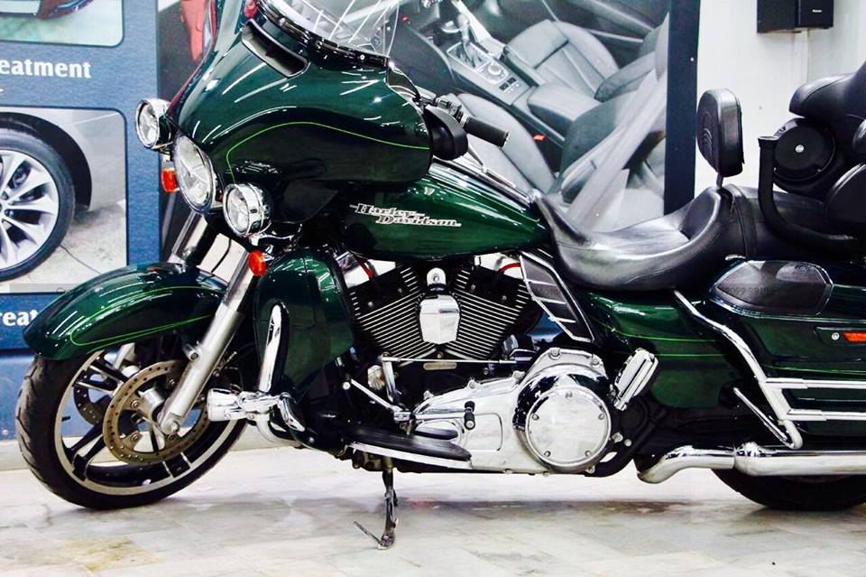 CreativeMotors's tweet photo. Harley Street Glide got ''#DiamondCoated''
#creativemotors #cardetailing #ahmedabad #carwashanddetailing
#carspa #microdetailing https://t.co/DQwvqo5A38