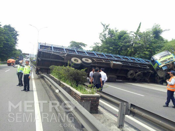 Indonesia_Pedia's tweet photo. Trailer Pengangkut Puluhan Motor Sport Terguling di Tanjakan Tol Banyumanik https://t.co/m1UWocdzL6 https://t.co/jw2ZqzQiQV