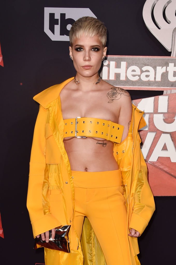 Red Carpet Fashion Awards в X: „Halsey rocks a belt as a bra for her Versus  Versace #IHeartRadioMusicAwards look    / X