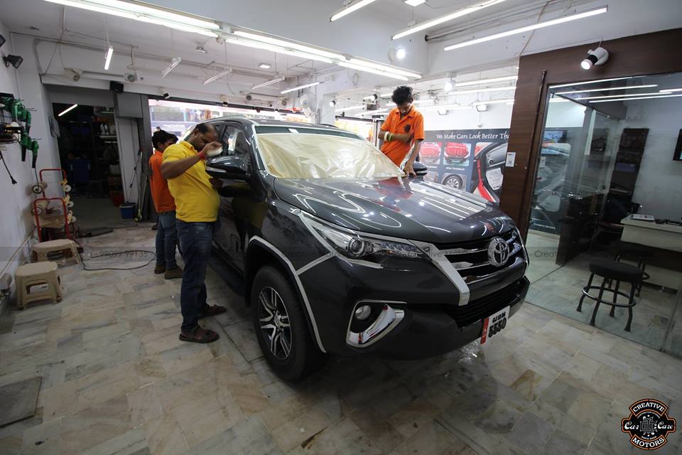 CreativeMotors's tweet photo. Toyota Fortuner got '#GlassCoated'
Removes Minor Scratches & Gives Additional Gloss, makes Cleaning Easy , Water & Dust Repellant... https://t.co/7DcSqM28TJ