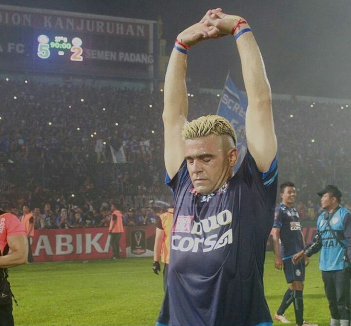 NewsArema's tweet photo. Lima gol yang dicetak oleh #CristianGonzales ke gawang Semen Padang dalam leg kedua #semif… https://t.co/q7gxWXrxxf https://t.co/AvtFkpSDKQ