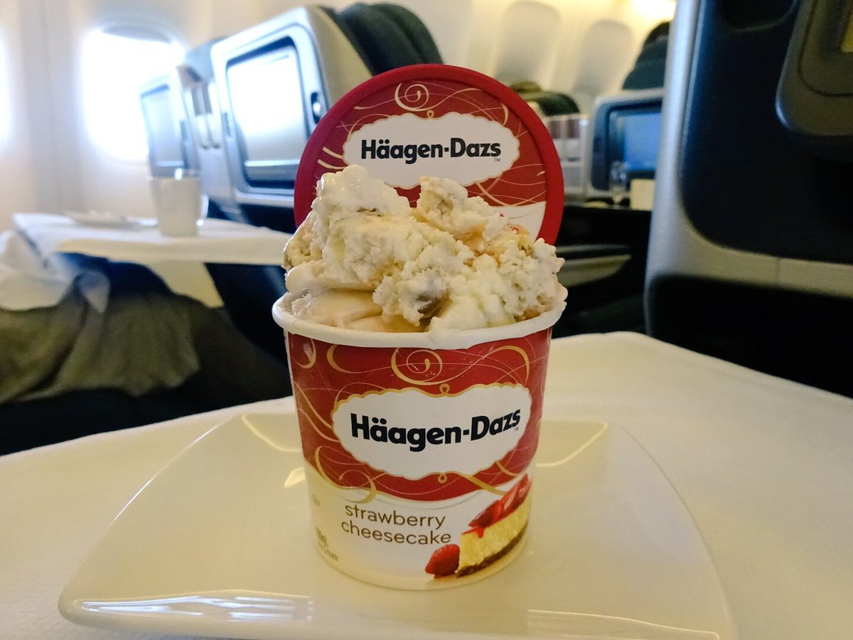 プロソフトクリーマー森川 今日から台湾へアイスクリーム旅行 行きの飛行機のハーゲンダッツが台湾製でテンション上がる ストロベリーチーズケーキ ハーゲンダッツ