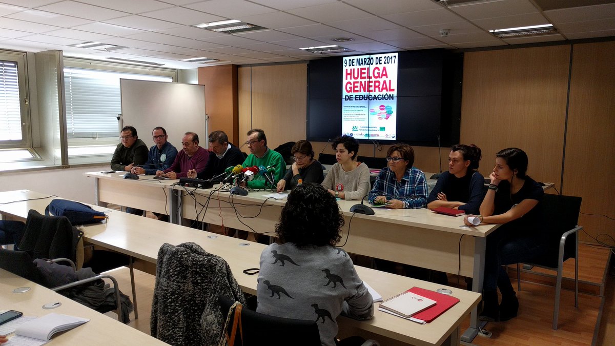 Estamos en la rueda de prensa para informar de las razones de la #HuelgaEducación9M por parte de la <a href="/PlatEstEscuelaP/">PlatEstEscuelaP</a> <a href="/FRAVM/">Federación Vecinal de Madrid</a>