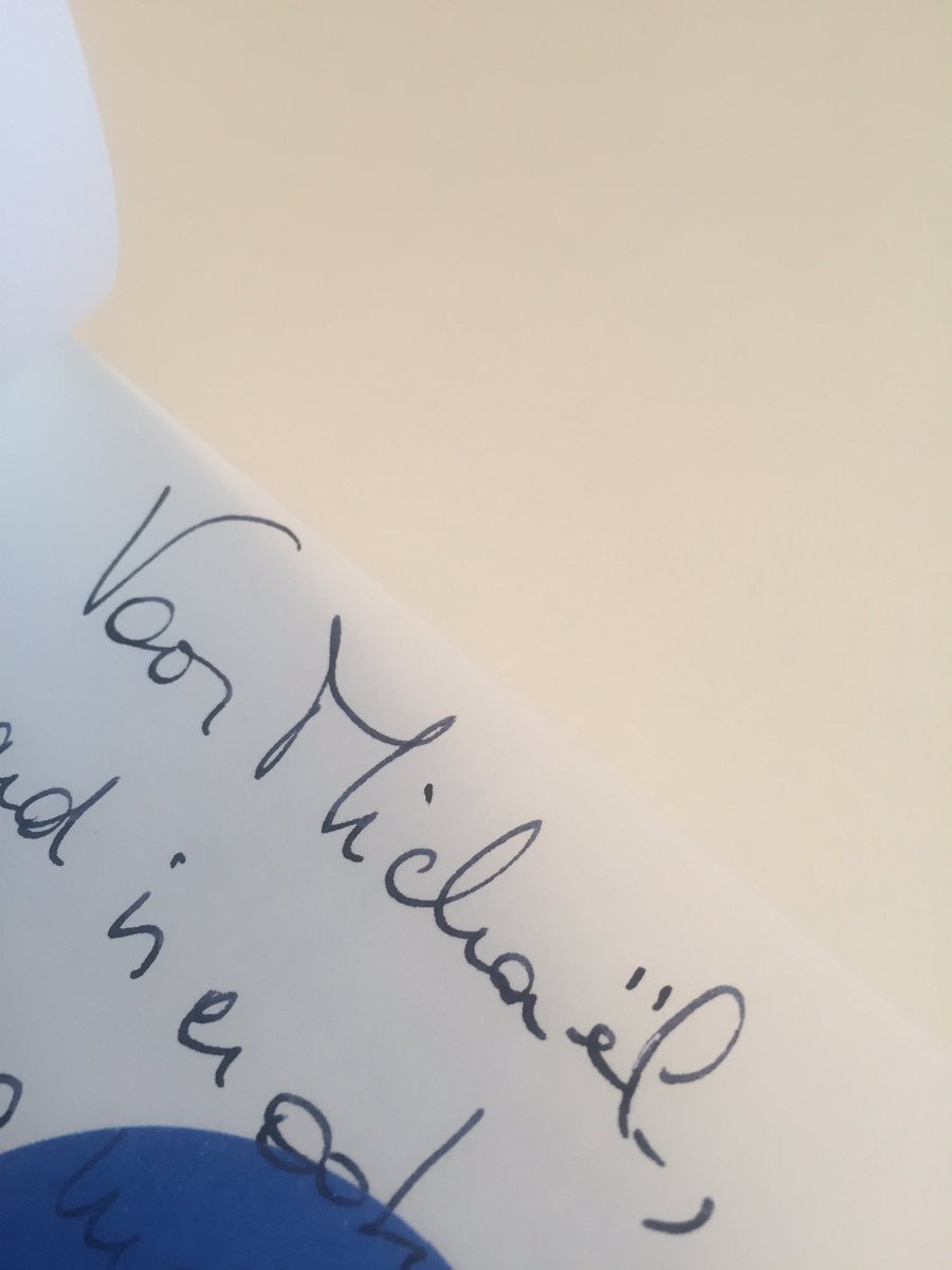 bartdecl's tweet photo. De #EHBT "Eerste Hulp Bij Twittervragen" is onderweg @Michaeldcock Dit in de vorm van dit gesigneerde exemplaar van #AllesinTwitterland :-) https://t.co/2CTiKoAu0f