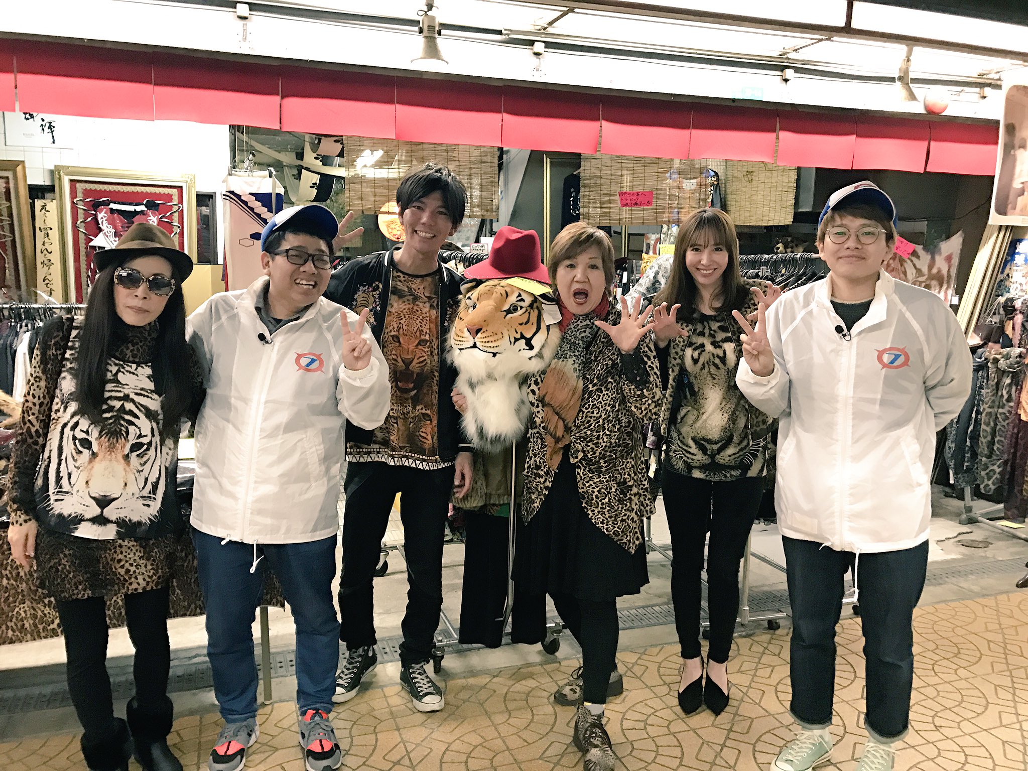 西原啓子 Keiko Nishihara Twitterren いつもお世話になってる 大阪のおばちゃん 私のファッション アイコン なにわ小町さん ここで大体ヒョウやらジャガーやら買ってるんですが この前テレビ大阪の撮影で一緒にパチリ 芸人のミキさんとも そして 1番左の怪しい