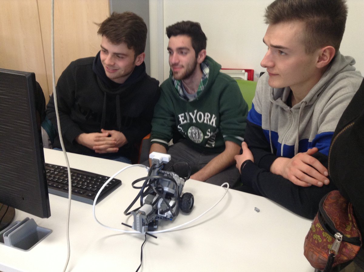 Eleonora_FMD's tweet photo. #LegoNXT Programmazione in corso: Calamatta di Civitavecchia al #Roboticenter della #Palestrainnovazione con il coach Emanuele @fmdigitale https://t.co/64FLZXUgt7