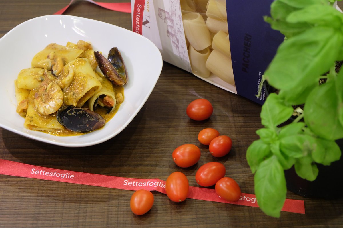 TakeTapeIT's tweet photo. Oggi in #pausapranzo paccheri ai frutti di mare, ricetta da Settesfoglie per @GialloZafferano firmata con il nastro #TakeTape ...GnamGnam! https://t.co/AVmDpbrtus