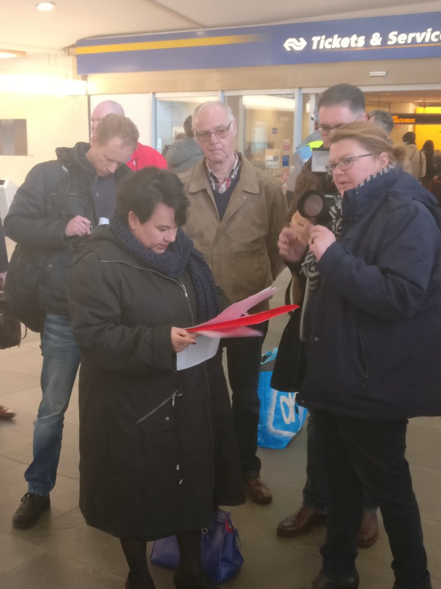 Omwonenden spoor Eindhoven bieden staatssecretaris @sharon_dijksma manifest over spooroverlast aan. #samenvooruit #brabantroute #treinleven