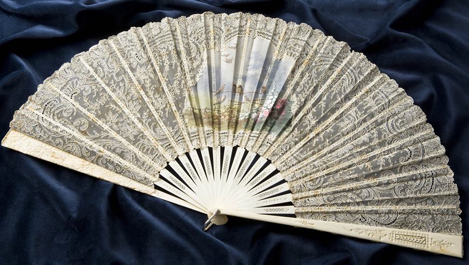 #EmozioniCondivise è il profumo di primavera nei merletti della  #CapraiCollection  💐 museocaprai.it #6marzo #lunedi #lace