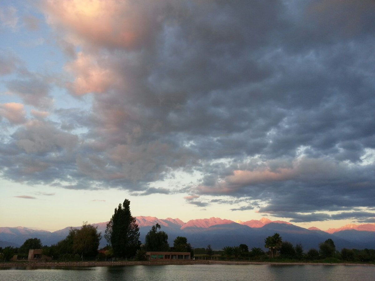 lee_condor's tweet photo. The sun setting in Uco Valley @Estanciamza . #breathtakingviews #condorSA2017 @winesofarg https://t.co/vgOLvpJhEW