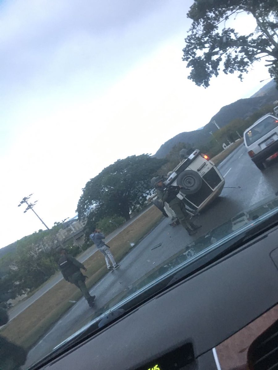 LDanieri's tweet photo. Vehículo volcado en la vía Charallave Caracas a la altura del puente Chupulun. No se aprecian lesionados. 6:30am Imagen JM Arguinzones https://t.co/MXvxAJ41cv
