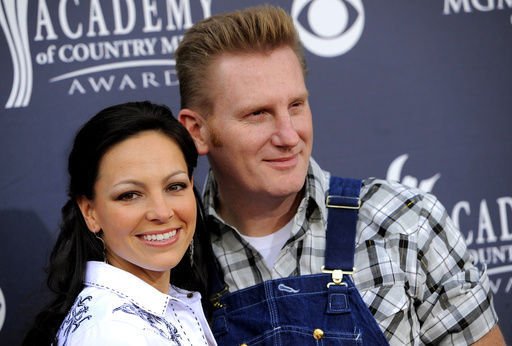 jenkers_en's tweet image. #Rory #Feek remembers late wife Joey a year after her death jenke.rs/Fn8k3C