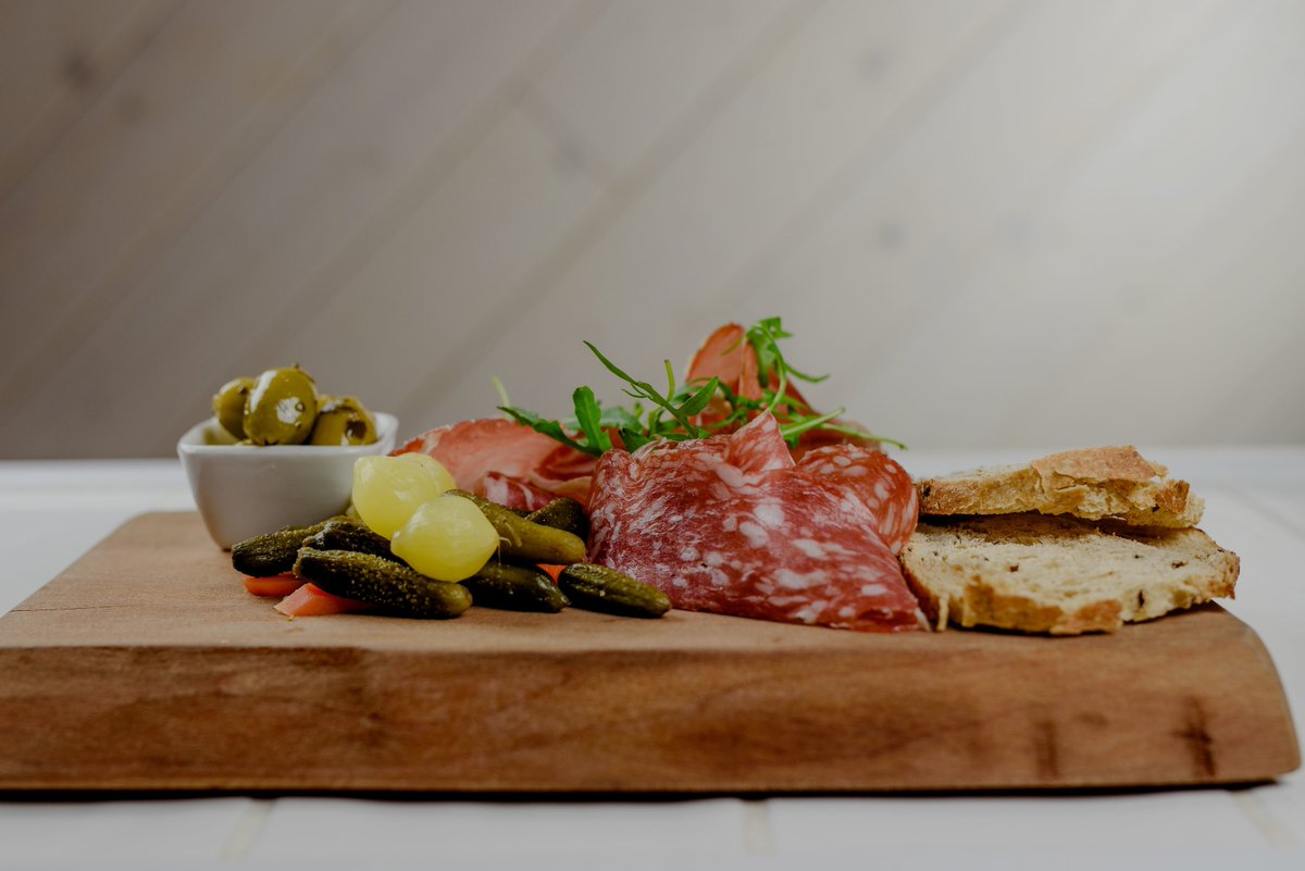 Dit is onze vleesplank met huisgemaakte pickles. Met wie wil jij hiervan komen proeven? #vierhetleven
