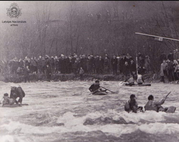 1968. Gada 8. Aprīlis. Skatītāji vēro tradicionālās ūdens slaloma sacensības Amatas upē, Cēsu rajonā!