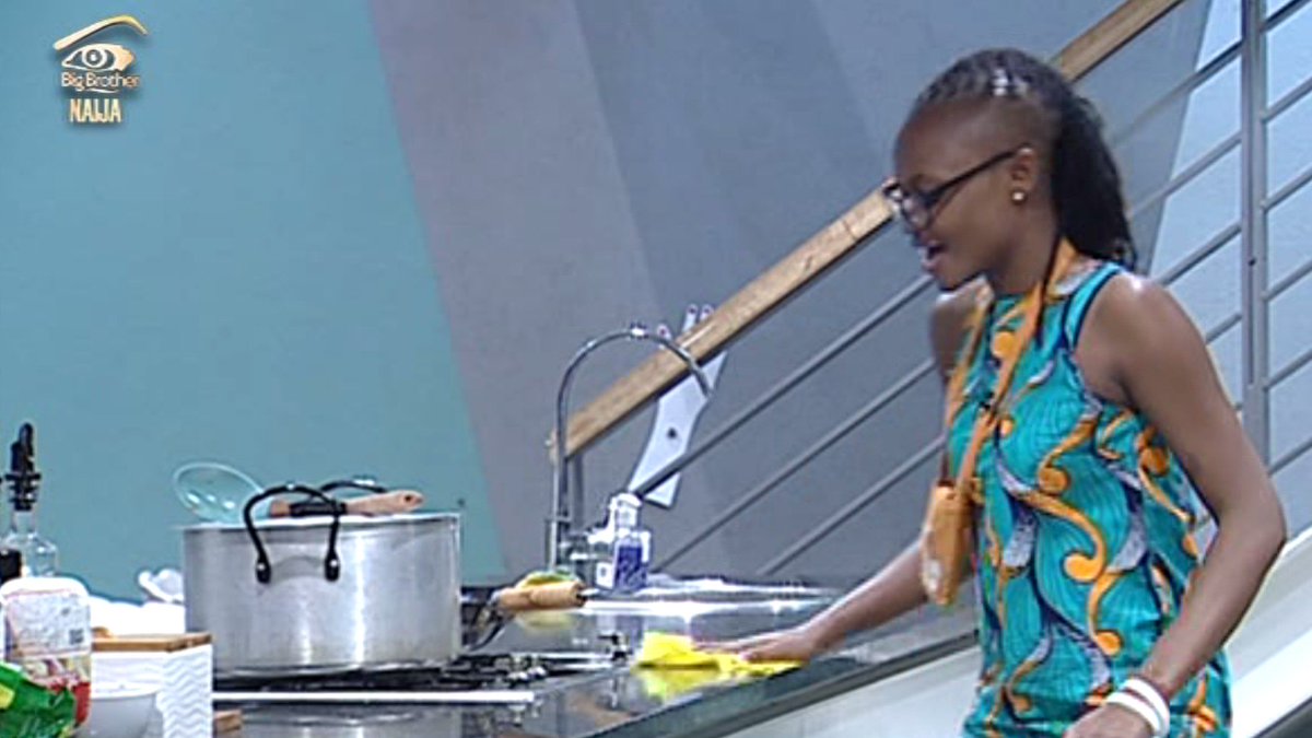 BBNaija's tweet photo. Bisola says Marvis is doing dishes for the first time ever to campaign for likes. They both laugh! 😂 https://t.co/0ii68NozlV #BBNaija https://t.co/Q0q7DopESm