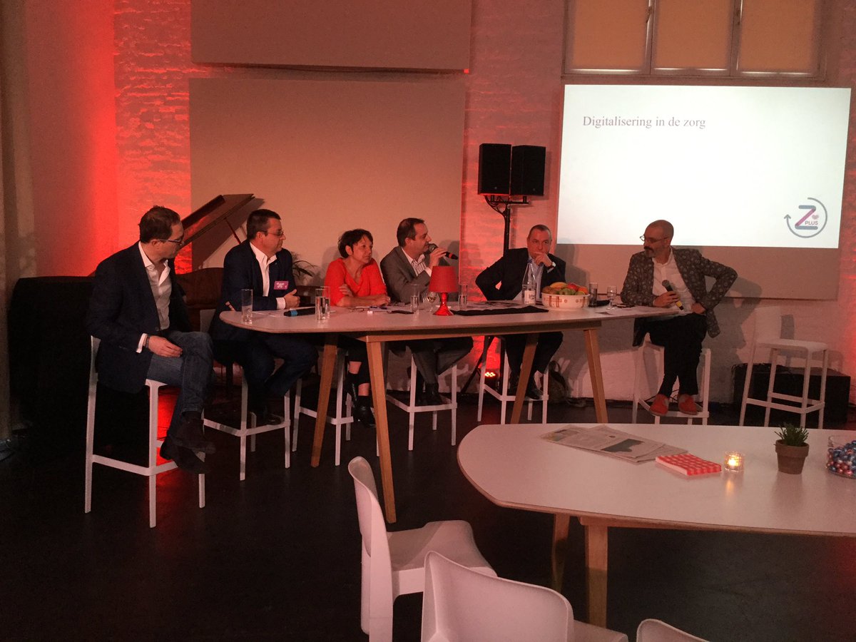 De initiatiefnemers geven toelichting bij de werking van onze zorgcentrale. Het publiek luistert geboeid.