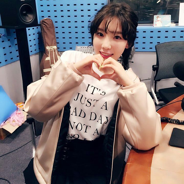 [PIC][06-03-2017]TaeYeon tham dự "SBS Power FM 박소현의 러브게임 Park Sohyun Love Game Radio" vào tối nay C6PADLXU4AAAtKe