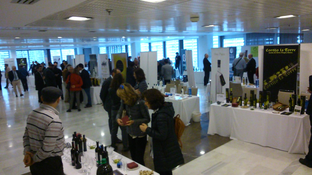 Olipremium's tweet photo. El V Salón OLIPREMIUM, con @calduchvino y @jrpeiro, viento en popa y a toda vela. https://t.co/E4haaLbrWM