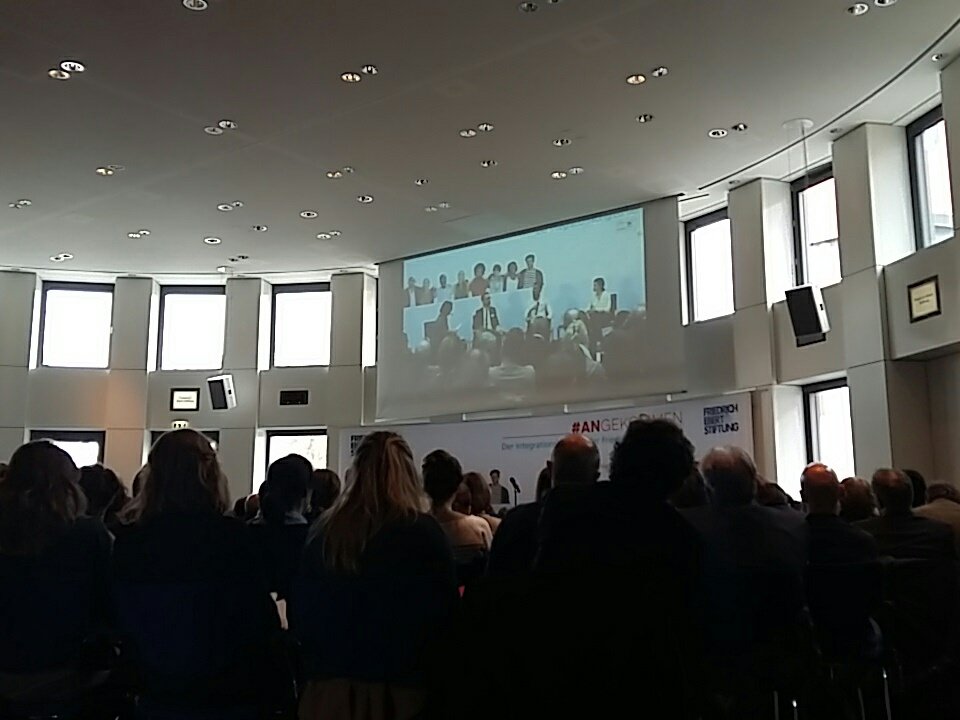 SimoneZink_tun's tweet photo. #ankommen! Über 1000 Teilnehmer *innen! Die erste Gesprächsrunde läuft :) https://t.co/P9Qa8wZS9v