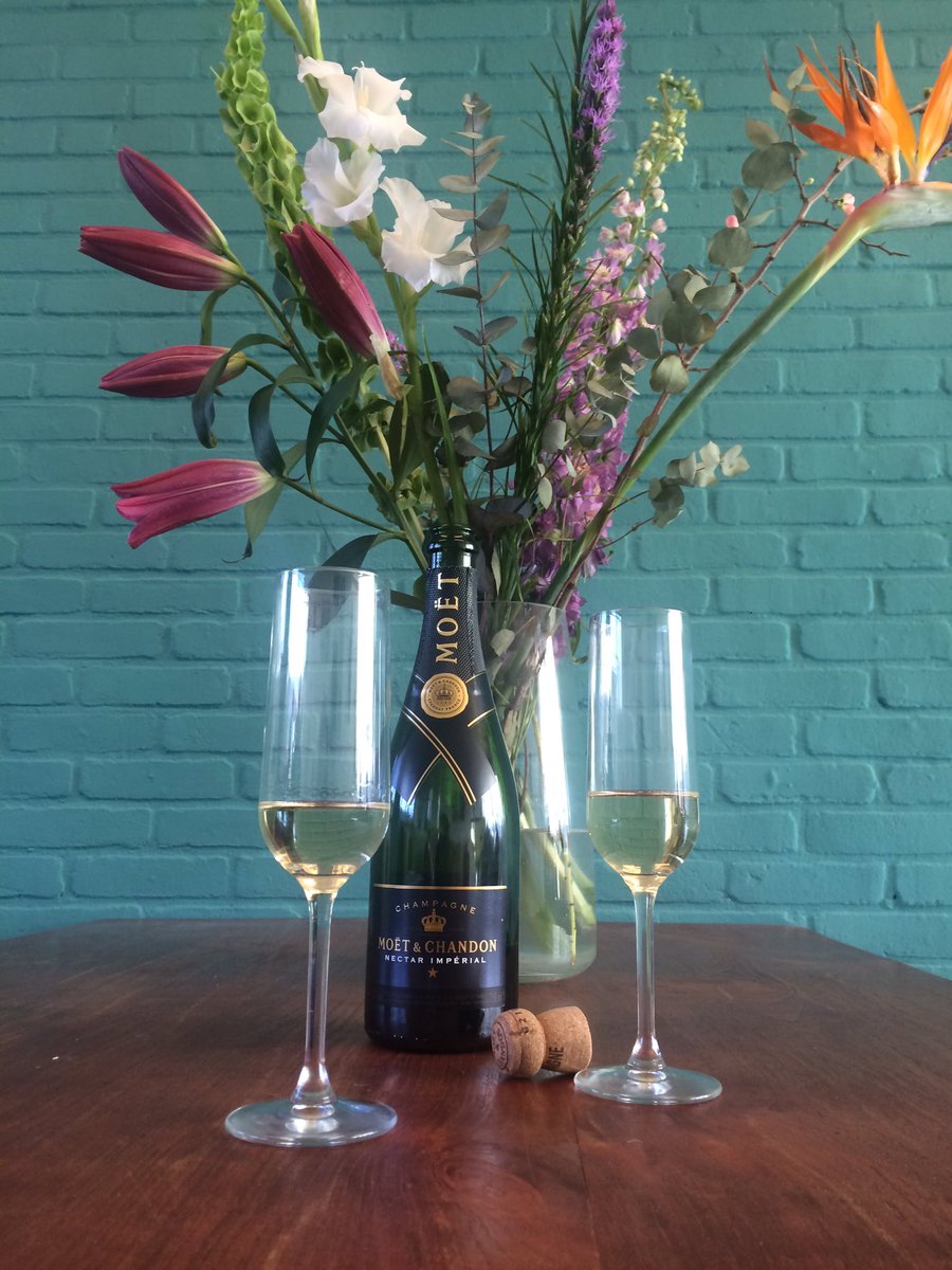 indetijdmachine's tweet photo. Vandaag geen leverworst met een advocaatje maar... champagne! In het #groeiprogramma van het @OranjeFonds #hoera! https://t.co/iX8n5O3MnI