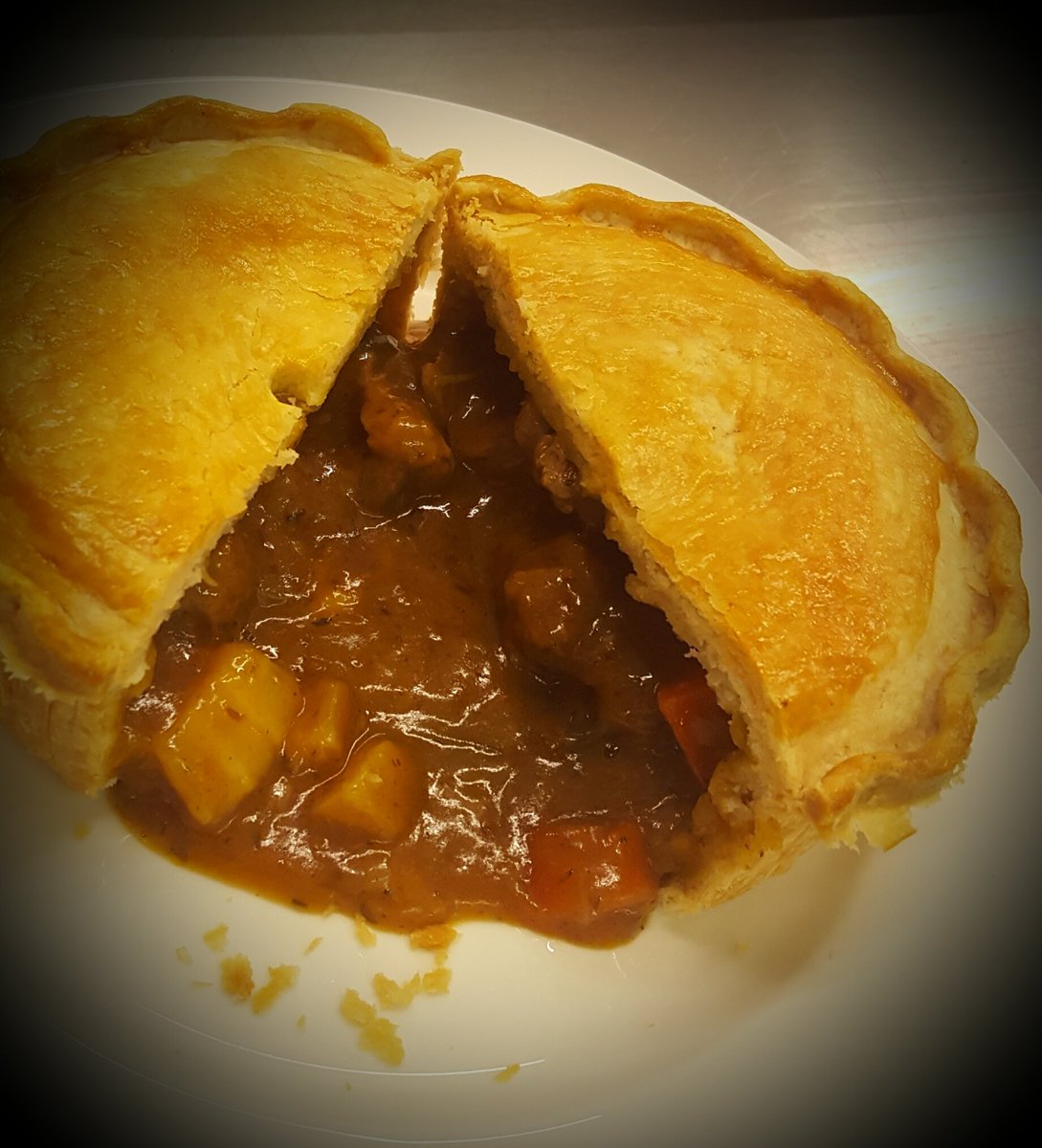 LaunsOnSF's tweet photo. Woohooo its #BritishPieWeek #BritishPieawards #pierate #pies @SundayBrunchC4 @achrisevans @TastesofAnglia @BritishPies #Southend #leighonsea https://t.co/U7dUIfPood