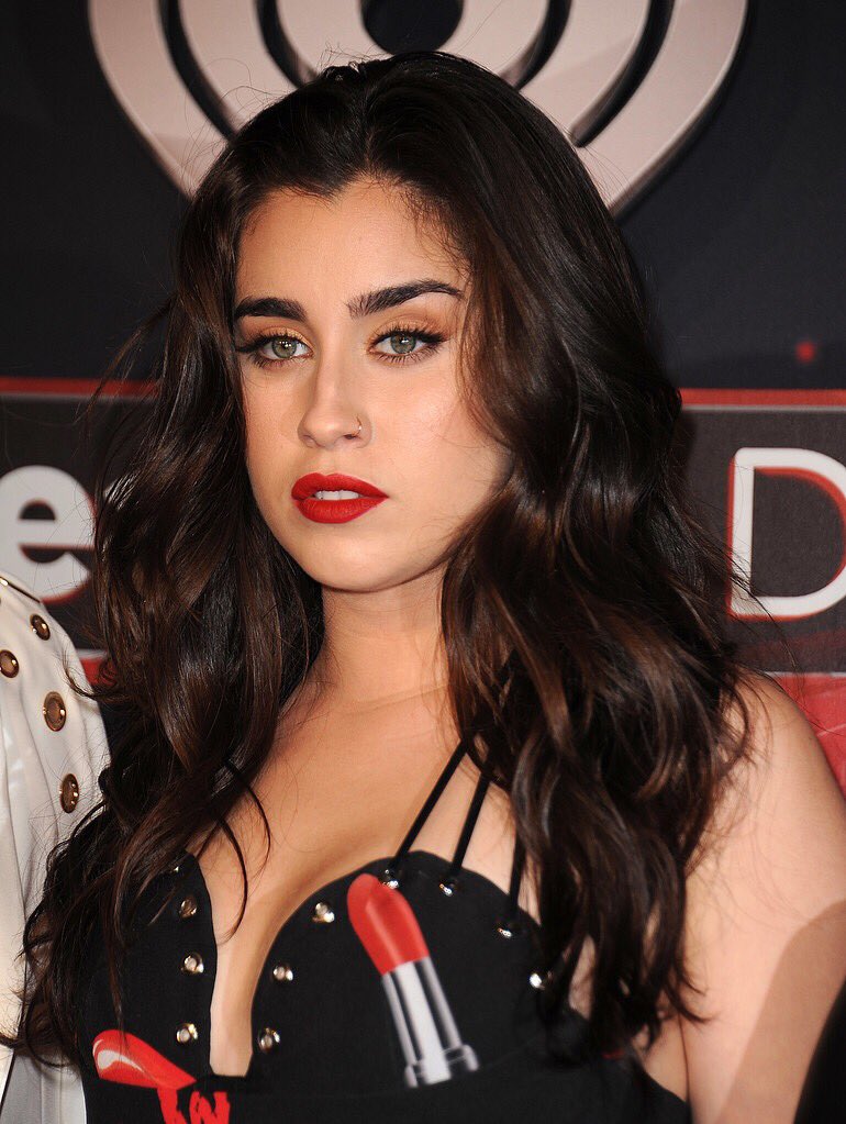 LaurenMJSpain's tweet photo. #Foto | Lauren ayer en la alfombra roja de los #iHeartAwards (HQ) https://t.co/7Tbt1wXGuo