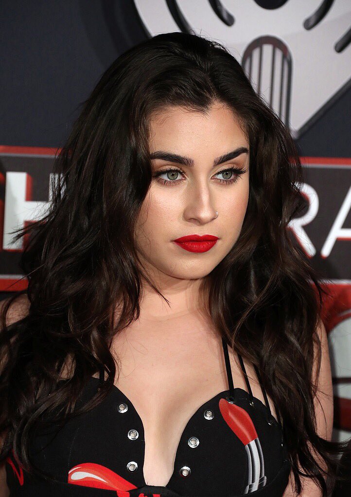 LaurenMJSpain's tweet photo. #Foto | Lauren ayer en la alfombra roja de los #iHeartAwards (HQ) https://t.co/7Tbt1wXGuo
