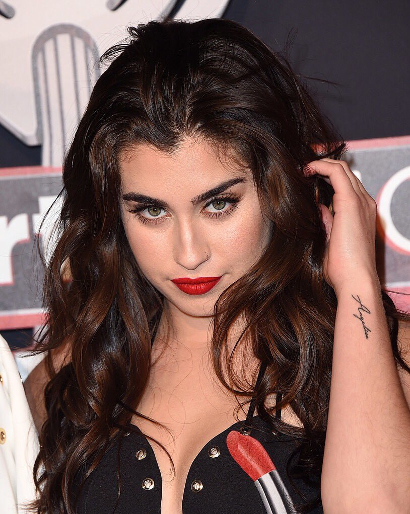 LaurenMJSpain's tweet photo. #Foto | Lauren ayer en la alfombra roja de los #iHeartAwards (HQ) https://t.co/7Tbt1wXGuo