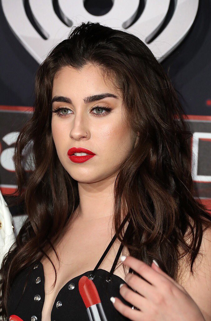 LaurenMJSpain's tweet photo. #Foto | Lauren ayer en la alfombra roja de los #iHeartAwards (HQ) https://t.co/7Tbt1wXGuo