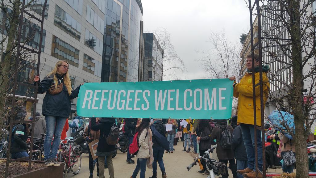 AmnistiaCAT's tweet photo. #letsbringthemhere #RefugeesWelcome avui a Brussel·les https://t.co/hATzPb1m4Q