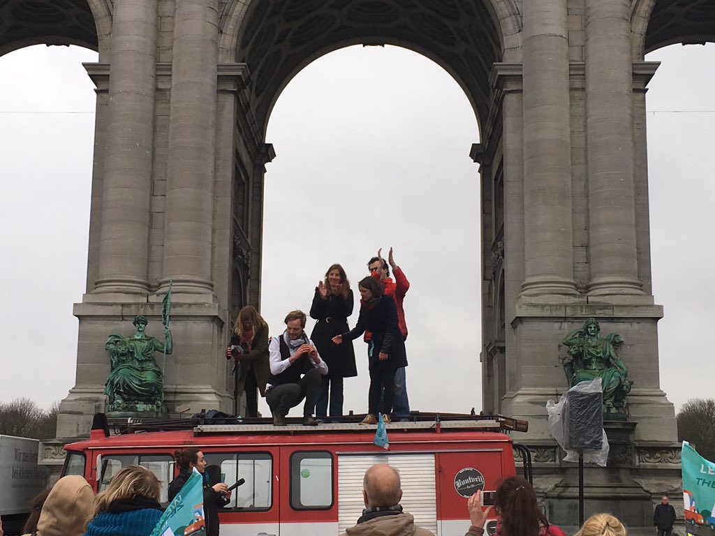 AmnistiaCAT's tweet photo. #letsbringthemhere #RefugeesWelcome avui a Brussel·les https://t.co/hATzPb1m4Q
