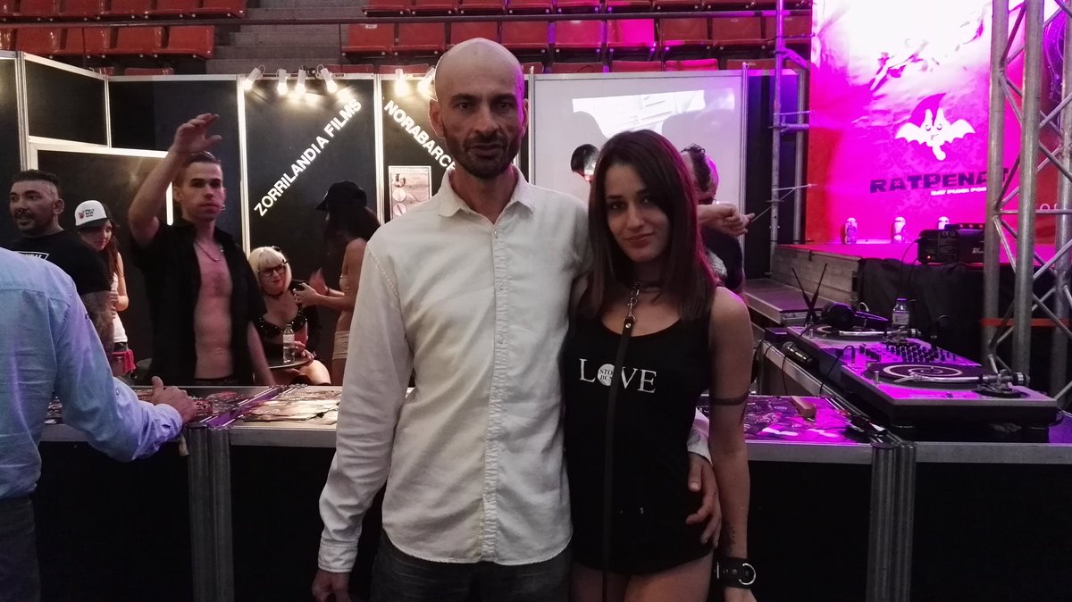 JoPivlc's tweet photo. @JoPivlc Con la guapa y simpática @Alexa_Nasha en el stand @ZorrilandiaFilm @Nora_barcelona @SALONEROTICOBCN #SEB2016 https://t.co/XnIihMxDYB