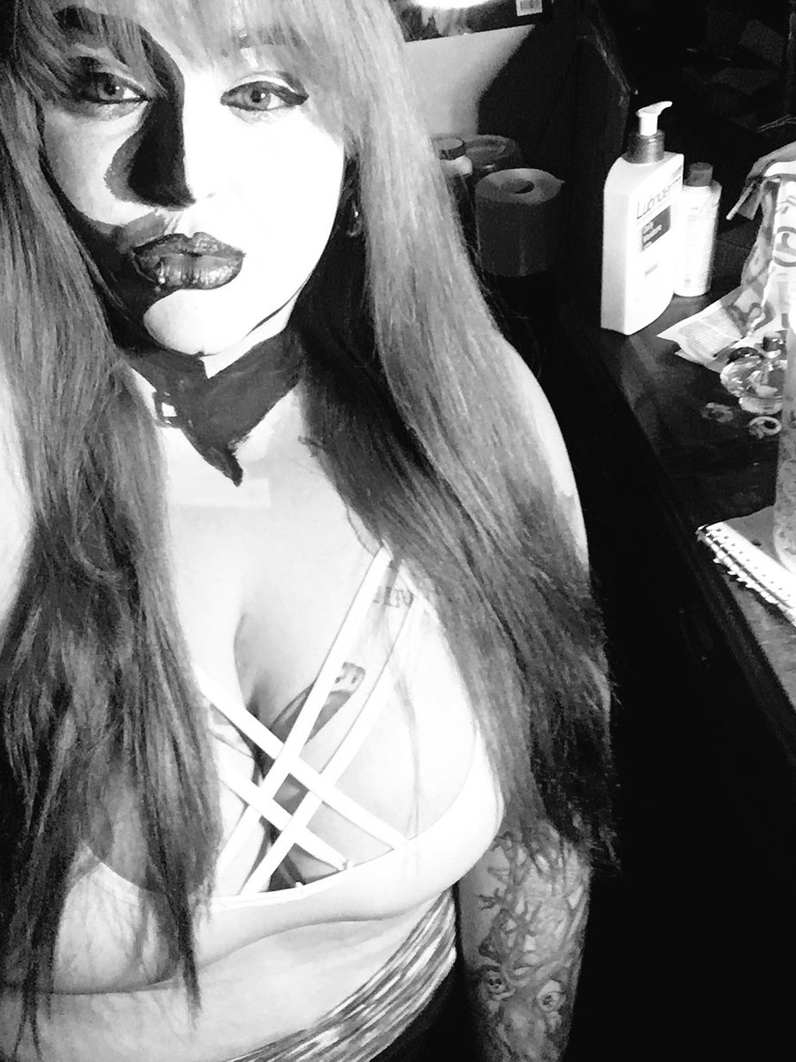 quantsrewards's tweet photo. #facepaint #art #paint #bbw #classic #blackandwhite #noir https://t.co/Zp9tdcFwfV