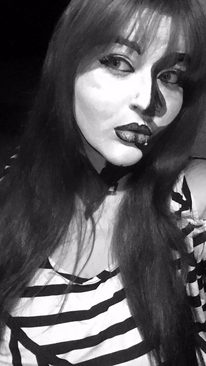 quantsrewards's tweet photo. #facepaint #bbw #art #beautiful #blackandwhite #oldfilm https://t.co/qMiltxlbQP