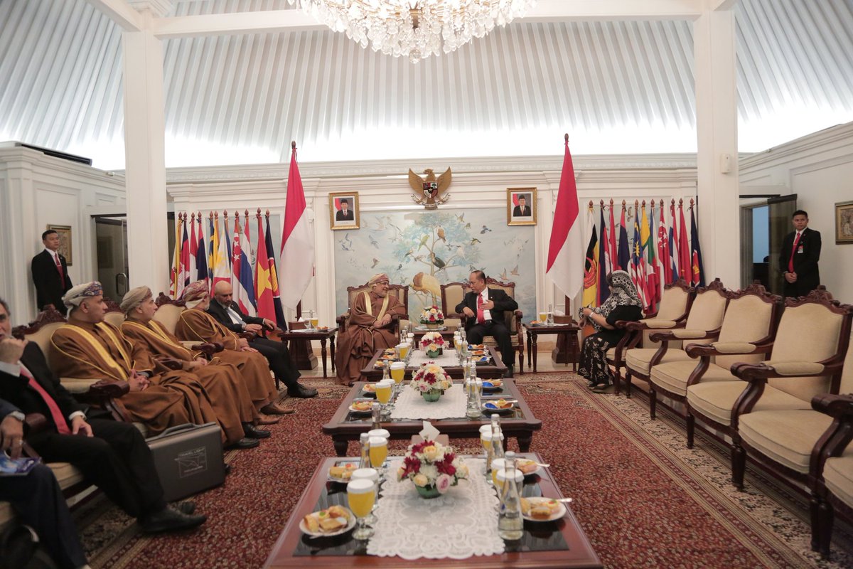 brin_indonesia's tweet image. Menristekdikti, M.Nasir menyambut kedatangan Wakil Perdana Menteri Oman, Yahya Bin Mahfoodh sbg delegasi #IORA2017 di Bandara Halim PK (6/3)