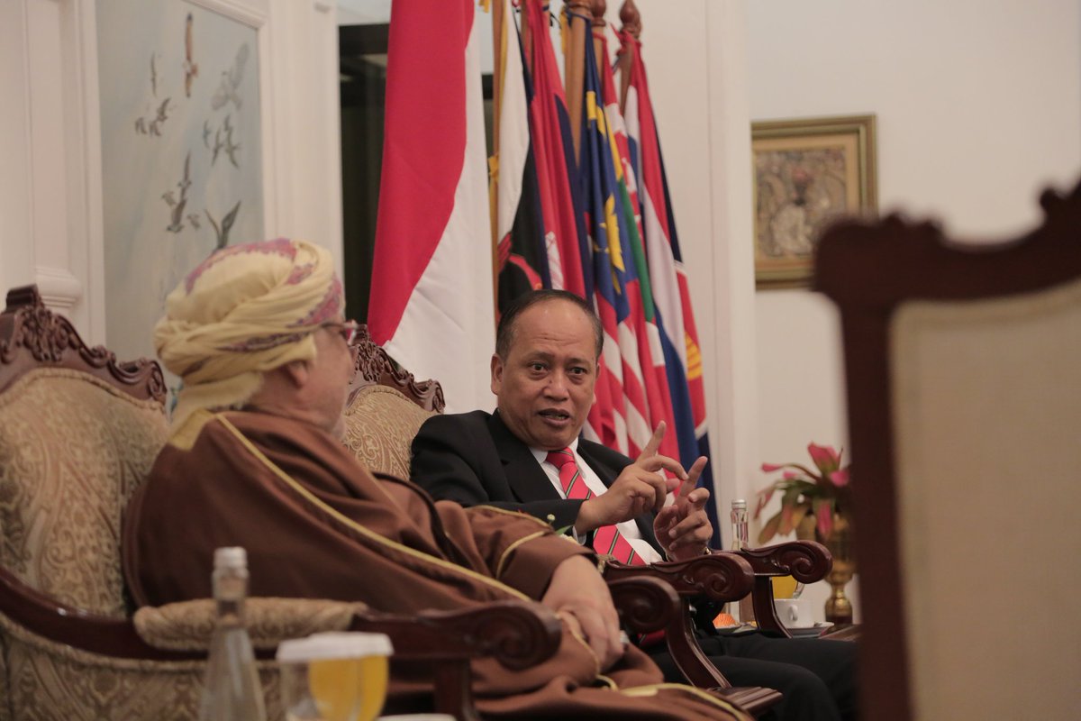 brin_indonesia's tweet image. Menristekdikti, M.Nasir menyambut kedatangan Wakil Perdana Menteri Oman, Yahya Bin Mahfoodh sbg delegasi #IORA2017 di Bandara Halim PK (6/3)