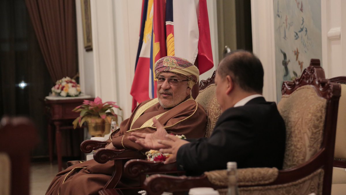 brin_indonesia's tweet image. Menristekdikti, M.Nasir menyambut kedatangan Wakil Perdana Menteri Oman, Yahya Bin Mahfoodh sbg delegasi #IORA2017 di Bandara Halim PK (6/3)